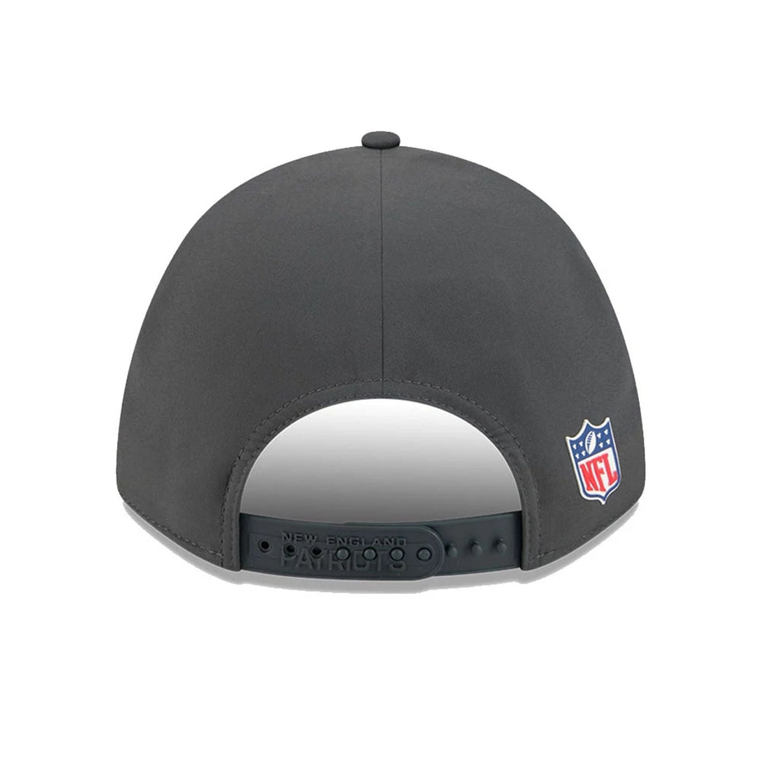 New England Patriots NFL Sideline 2025 Charcoal 9FORTY M-Crown Adjustable Cap - baseball sapka