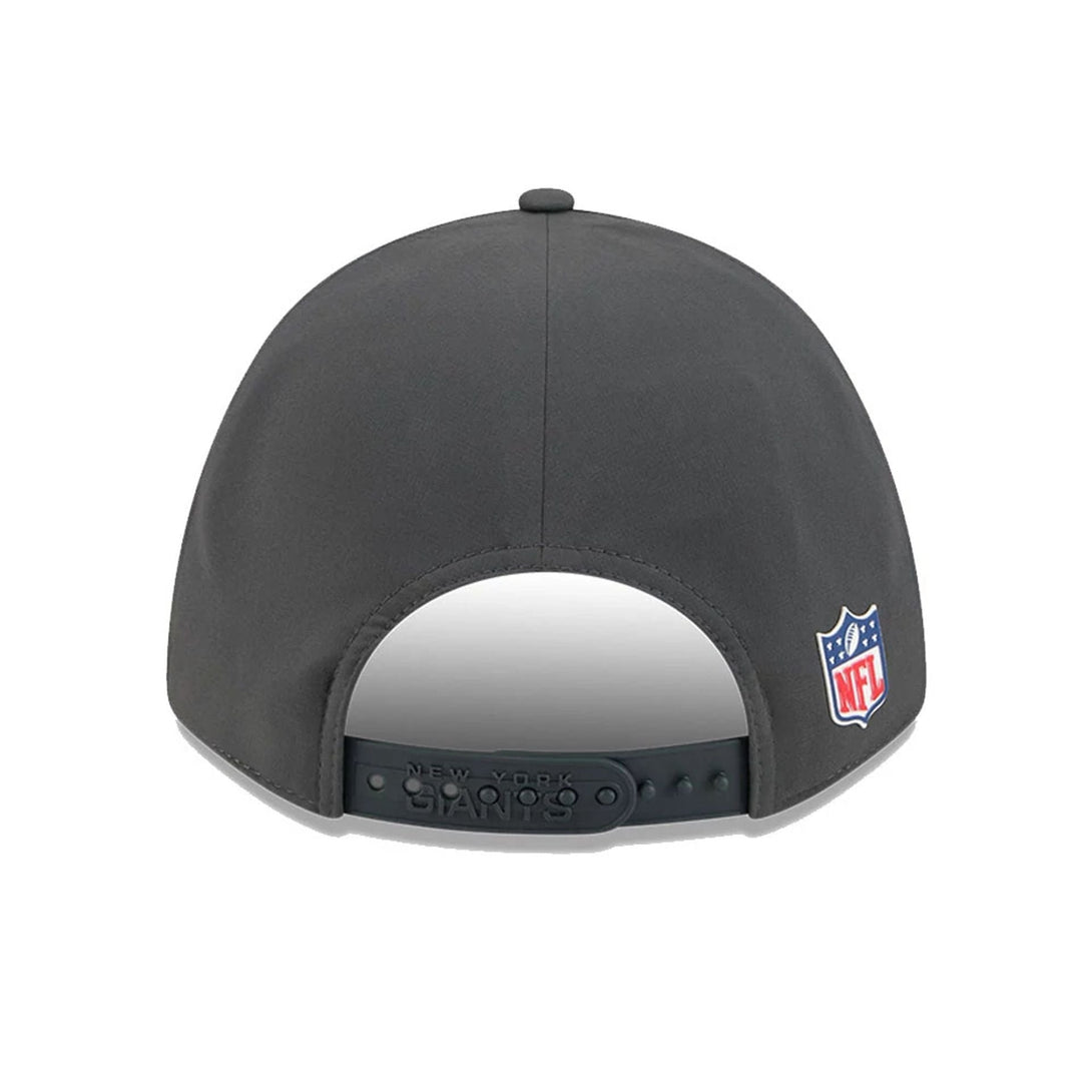 New York Giants NFL Sideline 2025 Charcoal 9FORTY M-Crown Adjustable Cap - baseball sapka