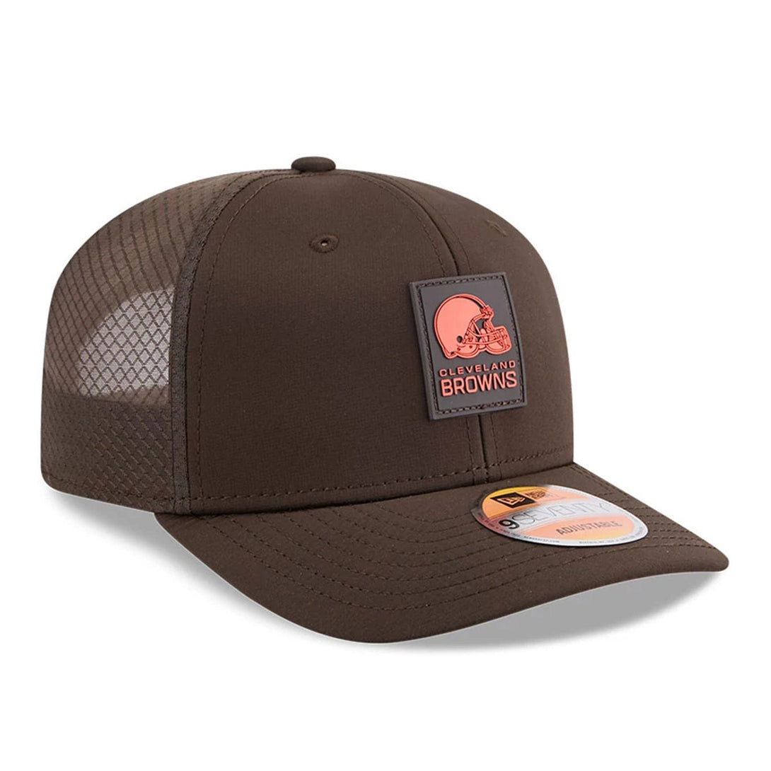Cleveland Browns NFL Sideline 2025 Dark Brown 9SEVENTY Trucker Stretch Snap Adjustable Cap - baseball sapka