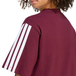 Adidas Essentials 3-Stripes Boyfriend T-Shirt in női póló, bordó