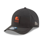 New Era Cleveland Browns NFL Sideline 2025 Charcoal 9FORTY M-Crown - baseball sapka