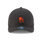 New Era Cleveland Browns NFL Sideline 2025 Charcoal 9FORTY M-Crown - baseball sapka