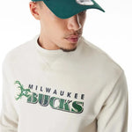 New Era Hellbeiges Milwaukee Bucks NBA Graphic férfi pulóver