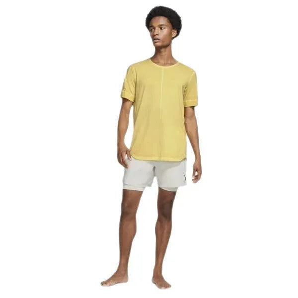 Nike Yoga Nomad Men\'s Short-Sleeve Top férfi póló