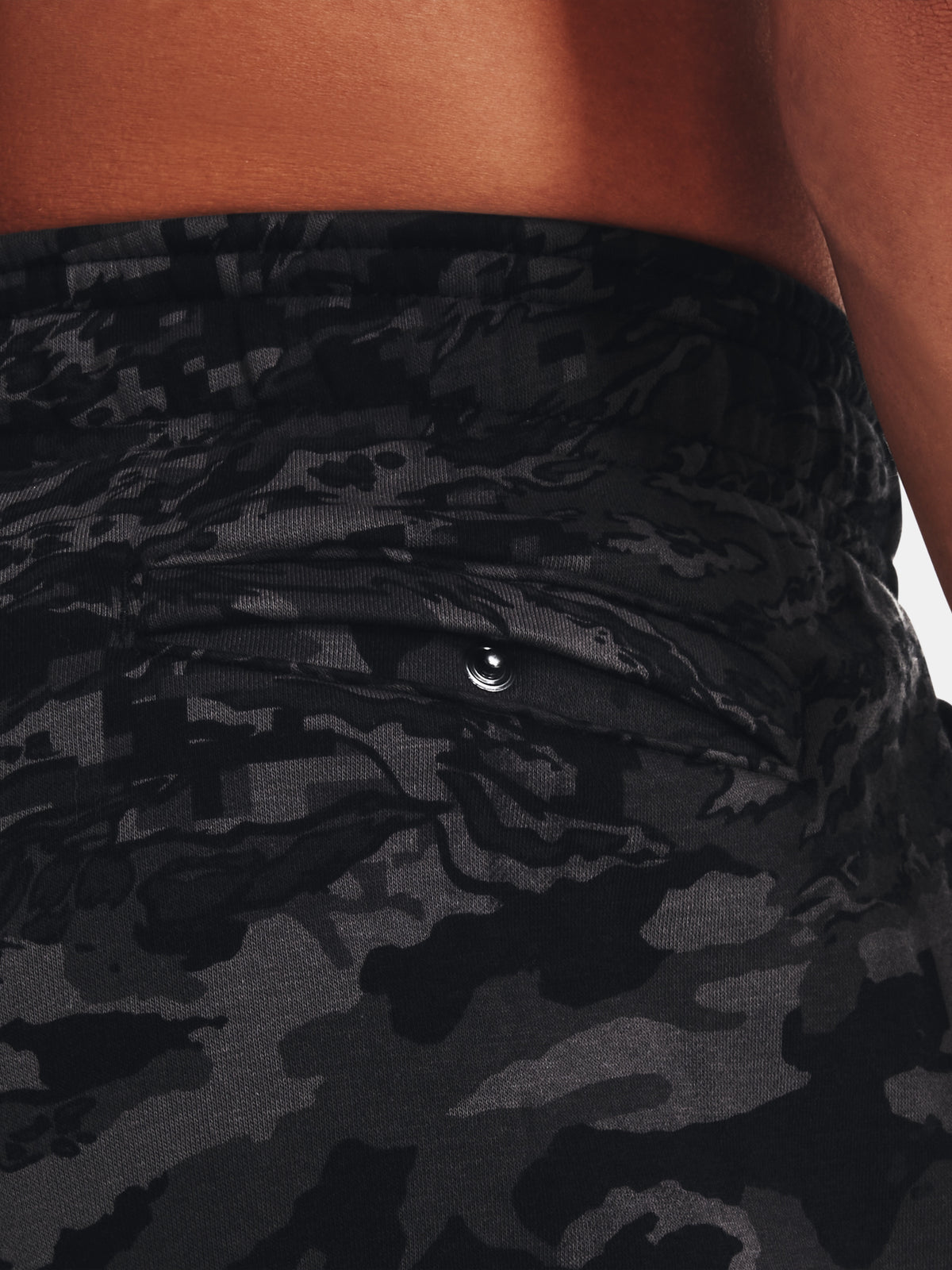 Under Armour Férfi melegítõnadrág RIVAL FLC CAMO SCRIPT JGR fekete nadrág