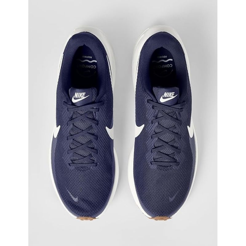 Nike Revolution 8 ( )