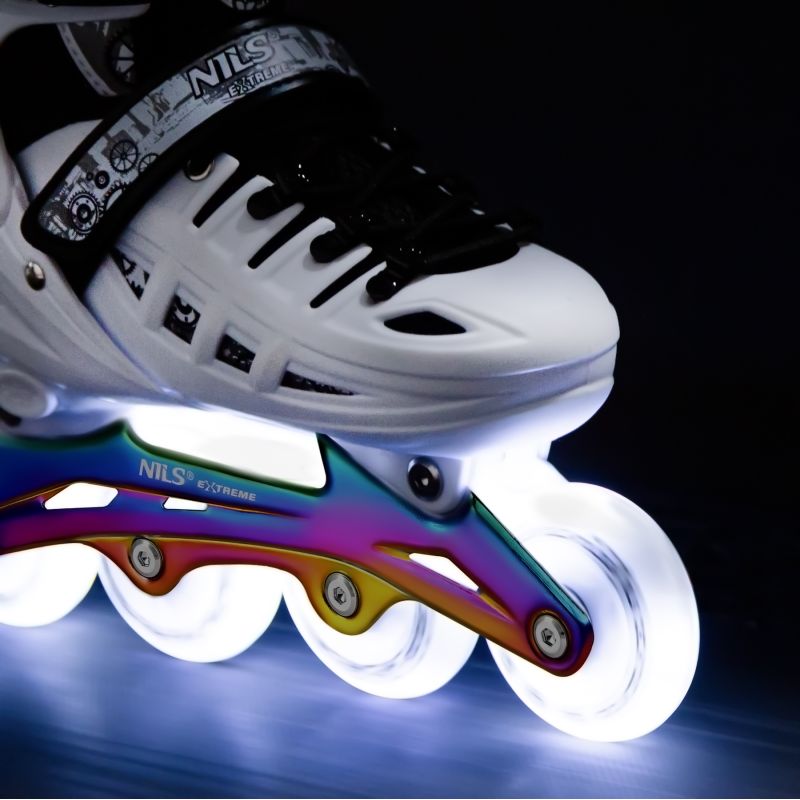 NH10905 4in1 LED WHITE ROLLER SKATES WITH RAINBOW HOCKEY BLADE SIZE M (35-38) NILS EXTREME fehér utcai cipő