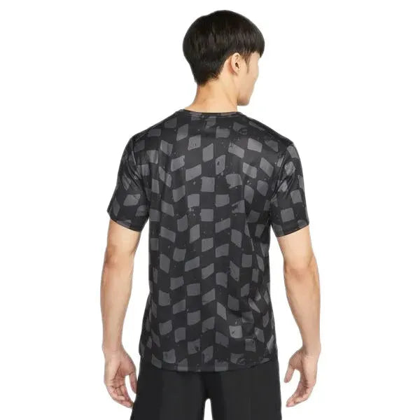 Nike_ NIKE DRI-FIT MILER MEN\"S SHORT Póló - Sportmania.hu