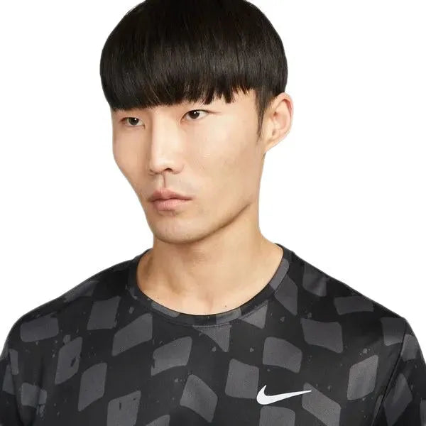 Nike_ NIKE DRI-FIT MILER MEN\"S SHORT Póló - Sportmania.hu