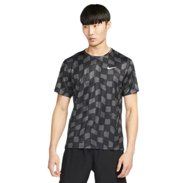 Nike_ NIKE DRI-FIT MILER MEN\"S SHORT Póló - Sportmania.hu
