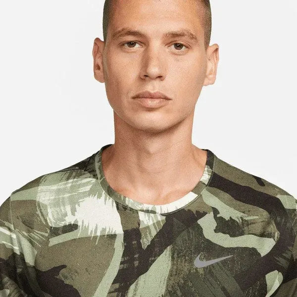 Nike_ Nike Dri-FIT Miler-Men\'s Short-Sleeve Camo Running Top Póló - Sportmania.hu