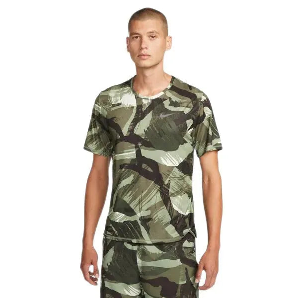 Nike_ Nike Dri-FIT Miler-Men\'s Short-Sleeve Camo Running Top Póló - Sportmania.hu